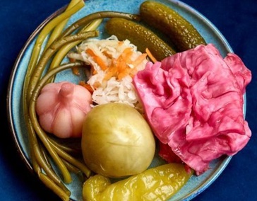 Блюдо с соленьями