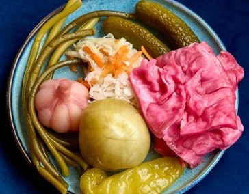 Блюдо с соленьями